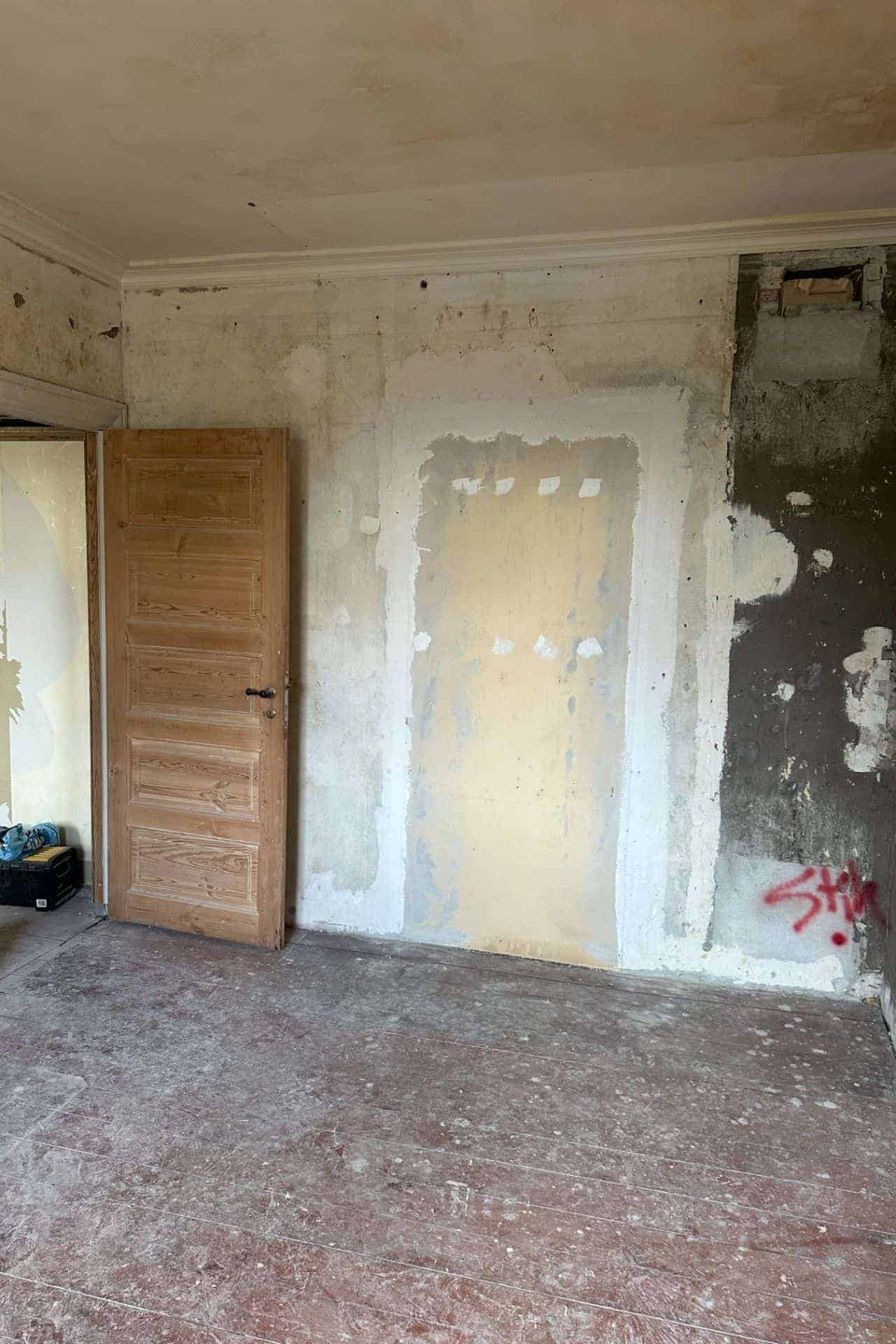 Døråbning mod lyst rum
