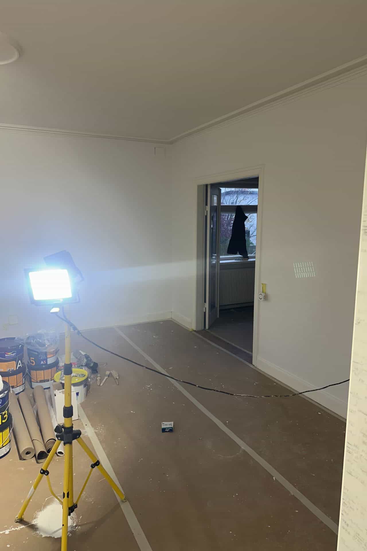 Indendørs malerarbejde og renovering med arbejdslampe udført af entreprenør Mauritzen Gruppen