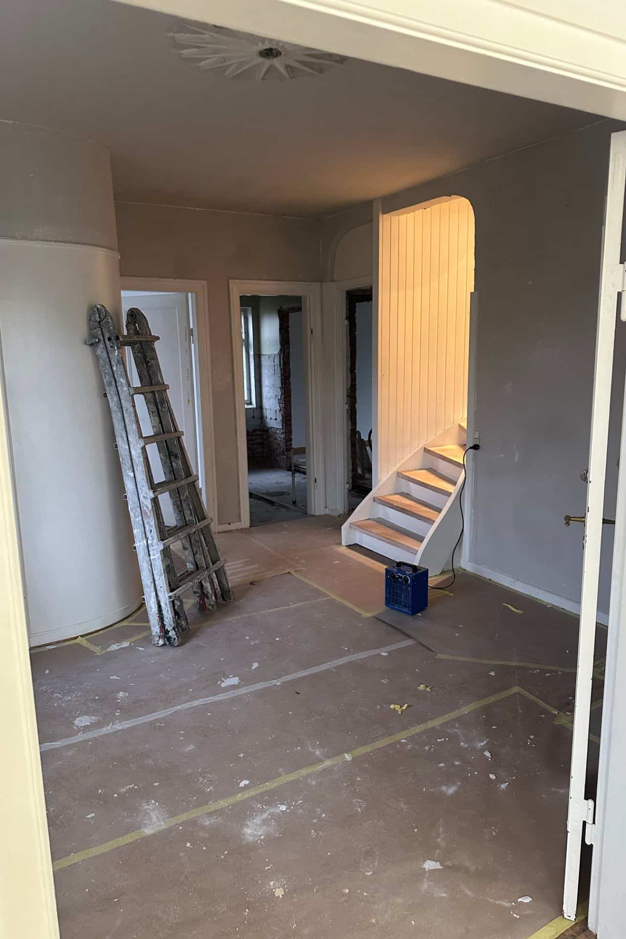 Indendørs renovering med stige og afdækket gulv udført af entreprenør Mauritzen Gruppen